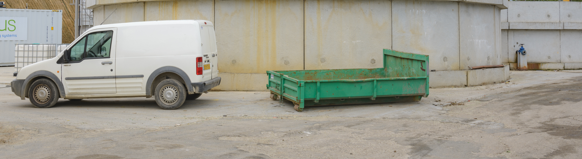 Véhicule de chantier avec une benne